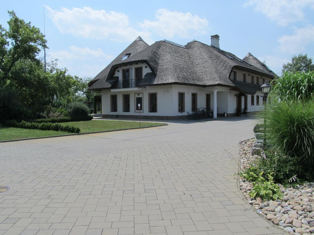 Penzion Eko Park Piestany エクステリア 写真
